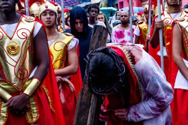 (İsa 'nın Tutkusu Rio' da aktörler tarafından Kutsal Cuma 'da sahnelendi. 07 Nisan 2023, Rio de Janeiro, Brezilya: Kompleksin geleneksel Via Sacra 'sı (CPX), oyuncuların 