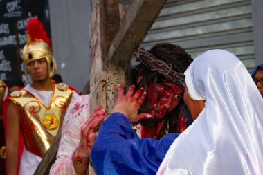 (İsa 'nın Tutkusu Rio' da aktörler tarafından Kutsal Cuma 'da sahnelendi. 07 Nisan 2023, Rio de Janeiro, Brezilya: Kompleksin geleneksel Via Sacra 'sı (CPX), oyuncuların 
