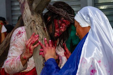 (İsa 'nın Tutkusu Rio' da aktörler tarafından Kutsal Cuma 'da sahnelendi. 07 Nisan 2023, Rio de Janeiro, Brezilya: Kompleksin geleneksel Via Sacra 'sı (CPX), oyuncuların 