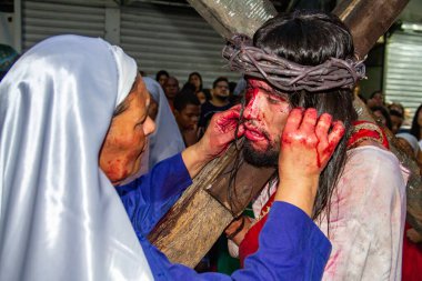 (İsa 'nın Tutkusu Rio' da aktörler tarafından Kutsal Cuma 'da sahnelendi. 07 Nisan 2023, Rio de Janeiro, Brezilya: Kompleksin geleneksel Via Sacra 'sı (CPX), oyuncuların 