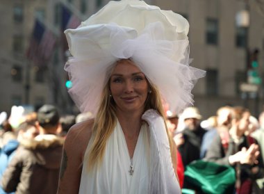 New York 'ta Paskalya Tatili. 9 Nisan 2023, New York, ABD: New Yorklular ve turistler St. Patrick Katedrali önünde toplandılar ve güzel kostümlerini gösterdiler.