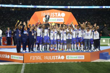 Paulista Futbol Şampiyonası Finali Palmeiras, Agua Santa 'ya karşı. Palmeiras, 9 Nisan 2023 tarihinde Sao Paulo 'da yapılan 2023 Paulista Şampiyonası finalinde Agua Santa' ya karşı oynanan rövanş maçında şampiyonluğu kutluyor.