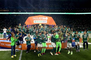 Paulista Futbol Şampiyonası Finali Palmeiras, Agua Santa 'ya karşı. Palmeiras, 9 Nisan 2023 tarihinde Sao Paulo 'da yapılan 2023 Paulista Şampiyonası finalinde Agua Santa' ya karşı oynanan rövanş maçında şampiyonluğu kutluyor.