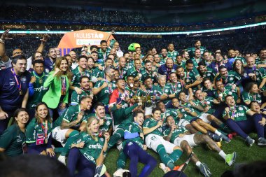 Paulista Futbol Şampiyonası Finali Palmeiras, Agua Santa 'ya karşı. Palmeiras, 9 Nisan 2023 tarihinde Sao Paulo 'da yapılan 2023 Paulista Şampiyonası finalinde Agua Santa' ya karşı oynanan rövanş maçında şampiyonluğu kutluyor.