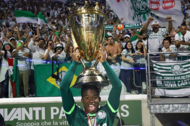 Paulista Futbol Şampiyonası Finali Palmeiras, Agua Santa 'ya karşı. Palmeiras, 9 Nisan 2023 tarihinde Sao Paulo 'da yapılan 2023 Paulista Şampiyonası finalinde Agua Santa' ya karşı oynanan rövanş maçında şampiyonluğu kutluyor.