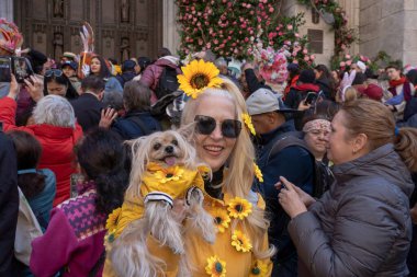 2023 New York Şehri Paskalya Şapkası Geçidi. 09 Nisan 2023, New York, New York, ABD: Bir kadın, Paskalya Geçidi ve Bonnet Festivali 2023 'te bir köpeği kucağına aldı.