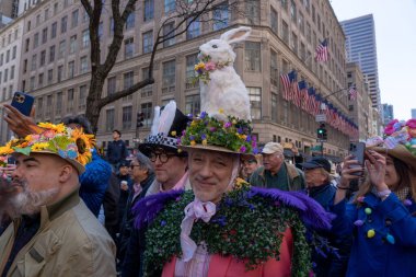 2023 New York Şehri Paskalya Şapkası Geçidi. 09 Nisan 2023, New York, New York, ABD: Beşinci Cadde boyunca uzanan St. Patrick Katedrali 'nin dışındaki Paskalya Geçidi ve Bonnet Festivali için kostümlü ve bol süslü şapkalı insanlar geri döndü