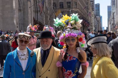 2023 New York Şehri Paskalya Şapkası Geçidi. 09 Nisan 2023, New York, New York, ABD: Beşinci Cadde boyunca uzanan St. Patrick Katedrali 'nin dışındaki Paskalya Geçidi ve Bonnet Festivali için kostümlü ve bol süslü şapkalı insanlar geri döndü