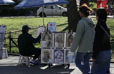Paskalya Bayramı Central Park 'ta kutlandı. 09, 2023, New York, ABD: New York ve Turistler Paskalya bayramını Central Park' ta kutlarken görülüyor. Park piknik yapan, spor yapan insanlarla dolu.