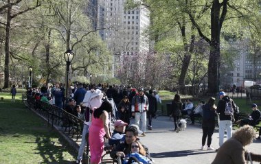 Paskalya Bayramı Central Park 'ta kutlandı. 09, 2023, New York, ABD: New York ve Turistler Paskalya bayramını Central Park' ta kutlarken görülüyor. Park piknik yapan, spor yapan insanlarla dolu.