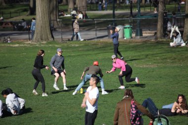 Paskalya Bayramı Central Park 'ta kutlandı. 09, 2023, New York, ABD: New York ve Turistler Paskalya bayramını Central Park' ta kutlarken görülüyor. Park piknik yapan, spor yapan insanlarla dolu.