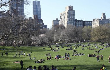 Paskalya Bayramı Central Park 'ta kutlandı. 09, 2023, New York, ABD: New York ve Turistler Paskalya bayramını Central Park' ta kutlarken görülüyor. Park piknik yapan, spor yapan insanlarla dolu.