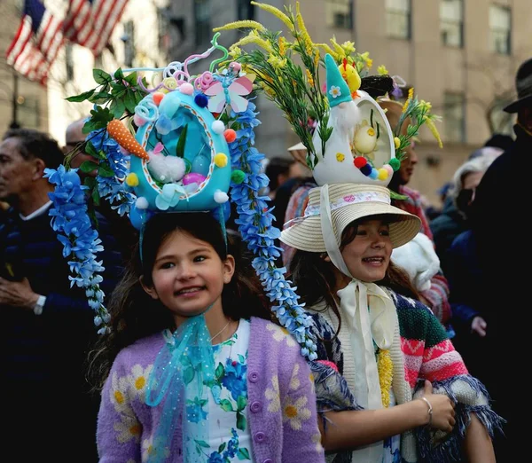 stock image Easter Holiday in New York. April 09, 2023, New York, USA: New Yorkers and tourists gathered in front of the St. Patrick Cathedral showing their beautiful costumes turning the street into a fashion show