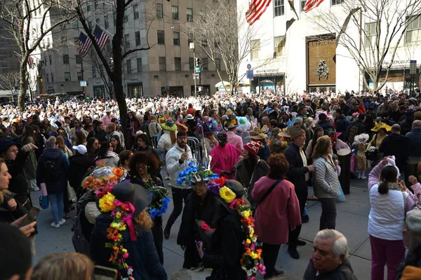 纽约的复活节假期 2023年4月9日 美国纽约 纽约人和游客聚集在圣帕特里克大教堂前 展示他们漂亮的服装将街道变成时装秀 — 图库照片