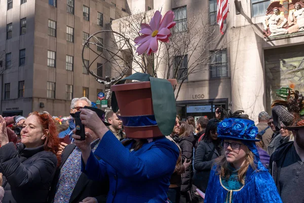 2023年纽约市复活节篝火游行 2023年4月9日 美国纽约 复活节前夕 在位于第五大道的圣帕特里克大教堂外 一个女人头戴一个大花盆 — 图库照片