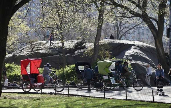 stock image Easter Holiday Celebrated at Central Park.April 09, 2023, New York, USA: New Yorkers and Tourists are seen celebrating the Easter holiday at Central Park on Sunday (09). The park is crowded with people having picnics, playing sports