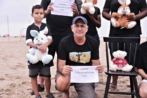 Int Ngoは コパカバーナビーチで殺されたエスター オリベイラに対する抗議を促進している 2023年4月8日 Ngoリオ パズはコパカバーナビーチで9歳の少女エスター アシス オリベイラの死に抗議した — ストック写真