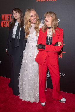 Mafya Mamma New York gösterimi. 11 Nisan 2023, New York, ABD: (L-R) Monica Bellucci, Toni Collette ve yönetmen Catherine Hardwicke, AMC Lincoln Square Theater 'daki Mafya Mamma New York gösterimine katıldı. 