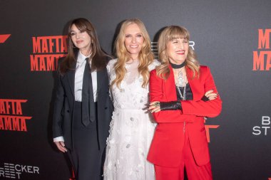 Mafya Mamma New York gösterimi. 11 Nisan 2023, New York, ABD: (L-R) Monica Bellucci, Toni Collette ve yönetmen Catherine Hardwicke, AMC Lincoln Square Theater 'daki Mafya Mamma New York gösterimine katıldı. 