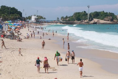 Rio 'daki Arpoador Sahili' nde yüzüyor. 15 Nisan 2023, Rio de Janeiro, Brezilya: Turistler ve yerliler 15 Cumartesi günü Rio de Janeiro 'nun Güney Bölgesi Praia do Arpoador' da güneşin tadını çıkarıyorlar ()
