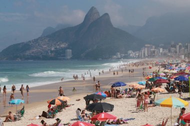 Rio 'daki Arpoador Sahili' nde yüzüyor. 15 Nisan 2023, Rio de Janeiro, Brezilya: Turistler ve yerliler 15 Cumartesi günü Rio de Janeiro 'nun Güney Bölgesi Praia do Arpoador' da güneşin tadını çıkarıyorlar ()