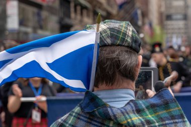 25. Geleneksel New York Tartan Günü Geçidi. 15 Nisan 2023, New York, New York, ABD: İskoçya bayrağını taşıyan bir adam 15 Nisan 2023 'te Manhattan' da düzenlenen 25. Tartan Günü Geçit Töreni 'ne katılıyor.. 