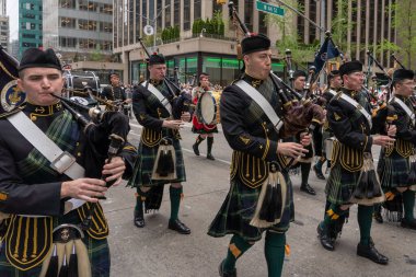 25. Geleneksel New York Tartan Günü Geçidi. 15 Nisan 2023, New York, New York, ABD: ABD Deniz Harp Okulu (Annapolis, Maryland) Asteğmen gayda oyuncuları 25. 