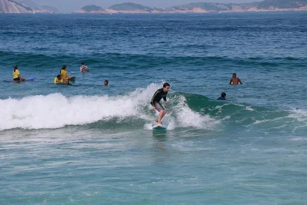 ビーチ クリーンアップ 2023年4月15日 ブラジルのリオデジャネイロ 環境保護活動家 サーファー ダイバーは 政府がリオのビーチをきれいにするプログラムを再開することを要求するデモを開催します — ストック写真