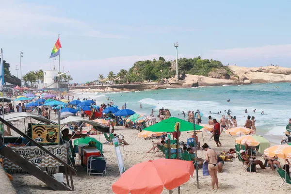 沐浴者袭击了里约的Arpoador海滩 2023年4月15日 巴西里约热内卢 15日 游客和当地人在里约热内卢南部地区的普拉亚多享受阳光 — 图库照片