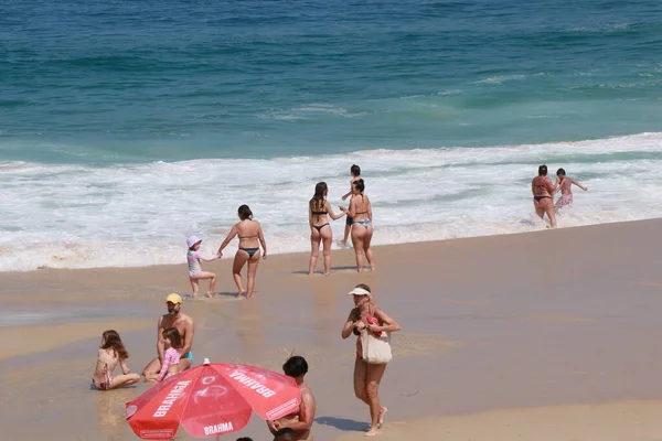 Baders Bestormen Arpoador Beach Rio April 2023 Rio Janeiro Brazilië — Stockfoto
