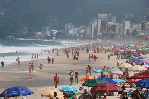 Bagnanti Assaltano Spiaggia Arpoador Rio Aprile 2023 Rio Janeiro Brasile — Foto Stock