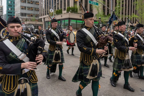 第25回ニューヨーク シティ タータン パレード 2023年4月15日米国ニューヨーク市 米国海軍兵学校 アナポリス メリーランド州 ミッドシップのバグパイプ奏者の旅団は マンハッタンで開催された第25回タータン — ストック写真