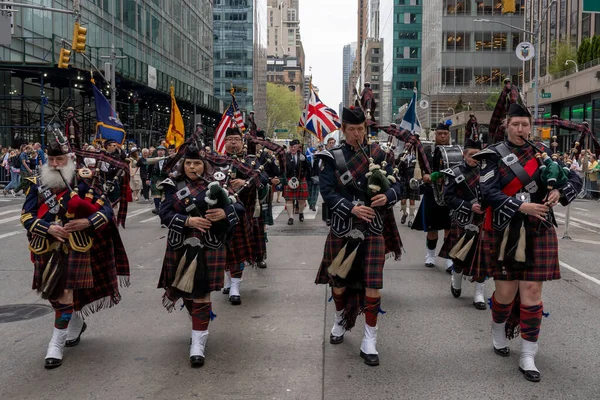 第25回ニューヨーク シティ タータン パレード 2023年4月15日アメリカ合衆国ニューヨーク州ニューヨーク バグパイプ奏者が2023年4月15日にマンハッタンで開催される第25回タータン パレードに参加 — ストック写真
