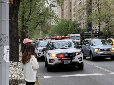 Genç evsiz bir adam Central Park 'ta bir bayana saldırdı. 16 Nisan 2023, New York, ABD: 65. Cadde 'de beton koltukta uzanan genç evsiz bir adam aniden ayağa kalktı ve onu döven genç bir kadına saldırdı. 