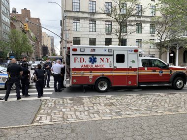 Genç evsiz bir adam Central Park 'ta bir bayana saldırdı. 16 Nisan 2023, New York, ABD: 65. Cadde 'de beton koltukta uzanan genç evsiz bir adam aniden ayağa kalktı ve onu döven genç bir kadına saldırdı. 