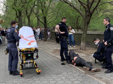 Genç evsiz bir adam Central Park 'ta bir bayana saldırdı. 16 Nisan 2023, New York, ABD: 65. Cadde 'de beton koltukta uzanan genç evsiz bir adam aniden ayağa kalktı ve onu döven genç bir kadına saldırdı. 