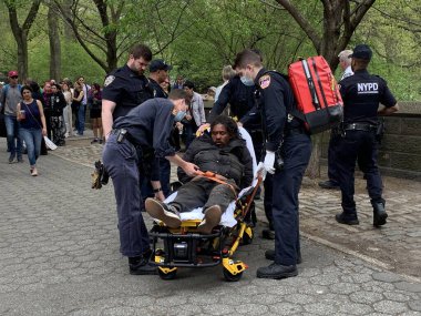 Genç evsiz bir adam Central Park 'ta bir bayana saldırdı. 16 Nisan 2023, New York, ABD: 65. Cadde 'de beton koltukta uzanan genç evsiz bir adam aniden ayağa kalktı ve onu döven genç bir kadına saldırdı. 