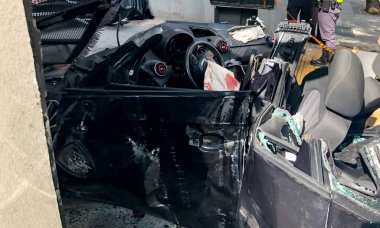 Sao Paulo 'da kurbanlarla araba kazası. 16 Nisan 2023. Sao Paulo, Brezilya: Jardins 'in Sao Paulo şehrinde Avenida Nove de Julho boyunca seyahat eden bir sürücü aracın kontrolünü kaybetti ve ciddi bir kazaya neden oldu