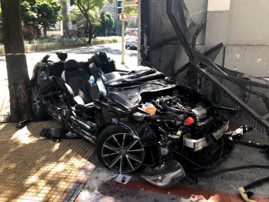Sao Paulo 'da kurbanlarla araba kazası. 16 Nisan 2023. Sao Paulo, Brezilya: Jardins 'in Sao Paulo şehrinde Avenida Nove de Julho boyunca seyahat eden bir sürücü aracın kontrolünü kaybetti ve ciddi bir kazaya neden oldu