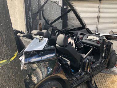 Sao Paulo 'da kurbanlarla araba kazası. 16 Nisan 2023. Sao Paulo, Brezilya: Jardins 'in Sao Paulo şehrinde Avenida Nove de Julho boyunca seyahat eden bir sürücü aracın kontrolünü kaybetti ve ciddi bir kazaya neden oldu