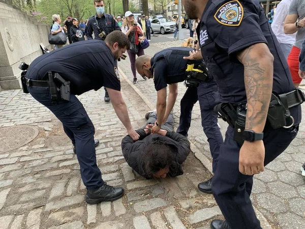 一个无家可归的年轻人在中央公园袭击了一位女士 2023年4月16日 美国纽约 一个无家可归的年轻人躺在第五大道的一个混凝土座位上 街上有67条街道 他突然站了起来 袭击了一位正在殴打她的年轻女士 — 图库照片