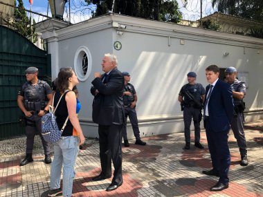 Sao Paulo 'daki Rus Konsolosluğu' nda protesto. 17 Nisan 2023, Sao Paulo, Brezilya: Rusya Federasyonu TOKMAKOV Başkonsolosu Vladimir Georgievich, Rusya 'ya karşı yapılan protestolara eşlik ediyor ve Rus Konsolosluğu önünde Ukrayna' ya destek veriyor.