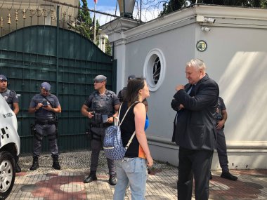 Sao Paulo 'daki Rus Konsolosluğu' nda protesto. 17 Nisan 2023, Sao Paulo, Brezilya: Rusya Federasyonu TOKMAKOV Başkonsolosu Vladimir Georgievich, Rusya 'ya karşı yapılan protestolara eşlik ediyor ve Rus Konsolosluğu önünde Ukrayna' ya destek veriyor.