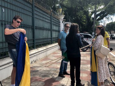 Sao Paulo 'daki Rus Konsolosluğu' nda protesto. 17 Nisan 2023, Sao Paulo, Brezilya: Rusya Federasyonu TOKMAKOV Başkonsolosu Vladimir Georgievich, Rusya 'ya karşı yapılan protestolara eşlik ediyor ve Rus Konsolosluğu önünde Ukrayna' ya destek veriyor.
