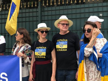 Sao Paulo 'daki Rus Konsolosluğu' nda protesto. 17 Nisan 2023, Sao Paulo, Brezilya: Sao Paulo 'daki Ukrayna' nın fahri konsolosu Jorge Rybka, Rus Konsolosluğu önündeki protestoya eşlik ederken desteğini gösterecek