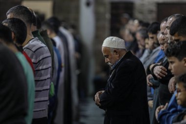 (Filistinliler Laylat el Kadir 'i Gazze' de harcadı. 18 Nisan 2023, Gazze, Filistin: Gazze 'den Filistinliler Gazze Şeridi' nin merkezindeki El-Sayyid Hashem Camii 'nde Laylat el-Kadr' ı harcadı. Filistinliler 27 Ramazan gecesi gösteri yapıyorlar.