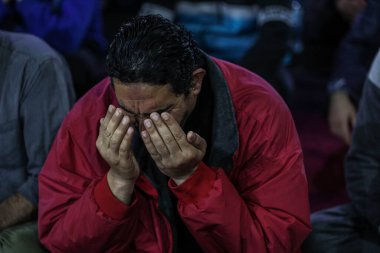 (Filistinliler Laylat el Kadir 'i Gazze' de harcadı. 18 Nisan 2023, Gazze, Filistin: Gazze 'den Filistinliler Gazze Şeridi' nin merkezindeki El-Sayyid Hashem Camii 'nde Laylat el-Kadr' ı harcadı. Filistinliler 27 Ramazan gecesi gösteri yapıyorlar.