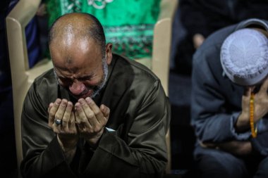 (Filistinliler Laylat el Kadir 'i Gazze' de harcadı. 18 Nisan 2023, Gazze, Filistin: Gazze 'den Filistinliler Gazze Şeridi' nin merkezindeki El-Sayyid Hashem Camii 'nde Laylat el-Kadr' ı harcadı. Filistinliler 27 Ramazan gecesi gösteri yapıyorlar.