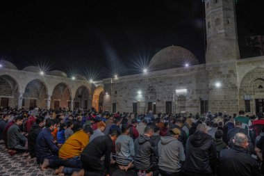 (Filistinliler Laylat el Kadir 'i Gazze' de harcadı. 18 Nisan 2023, Gazze, Filistin: Gazze 'den Filistinliler Gazze Şeridi' nin merkezindeki El-Sayyid Hashem Camii 'nde Laylat el-Kadr' ı harcadı. Filistinliler 27 Ramazan gecesi gösteri yapıyorlar.