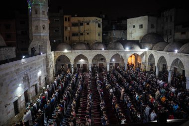 (Filistinliler Laylat el Kadir 'i Gazze' de harcadı. 18 Nisan 2023, Gazze, Filistin: Gazze 'den Filistinliler Gazze Şeridi' nin merkezindeki El-Sayyid Hashem Camii 'nde Laylat el-Kadr' ı harcadı. Filistinliler 27 Ramazan gecesi gösteri yapıyorlar.